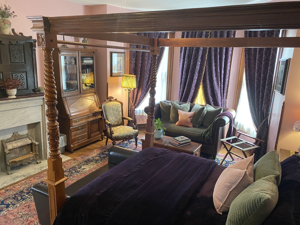 Vineyard Mansion & Carriage House Bed & Breakfast