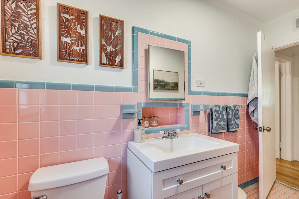 3 Mi to Dtwn: Tampa Cottage w/ Fire Pit!