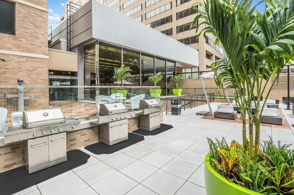 Crystal City Modern Apt w Gym