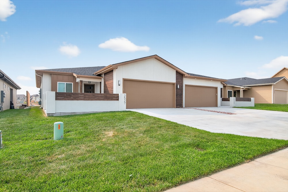 Plush & Roomy - Perfect For All Ages Near Ku & Kc 3 Bedroom Duplex