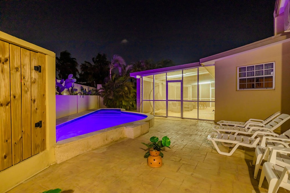 Cozy Central 4br3ba Home w Pvt Pool Largegarden