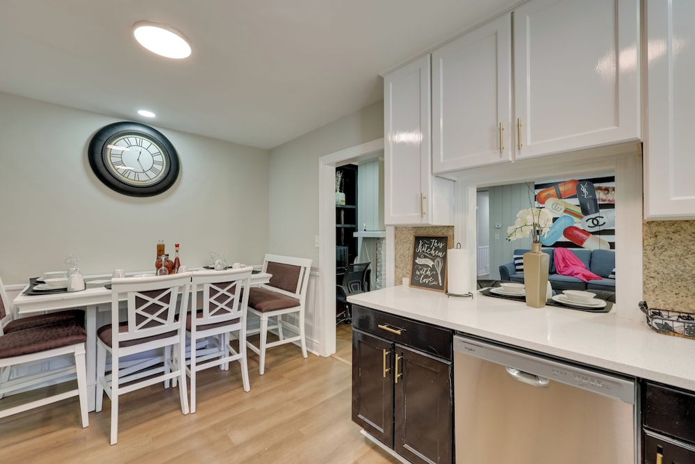 < 2 Mi to Ecu: Cozy Greenville Getaway w/ Porch!