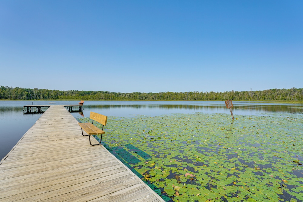 Walk to Cranberry Lake: Quaint Family Cottage