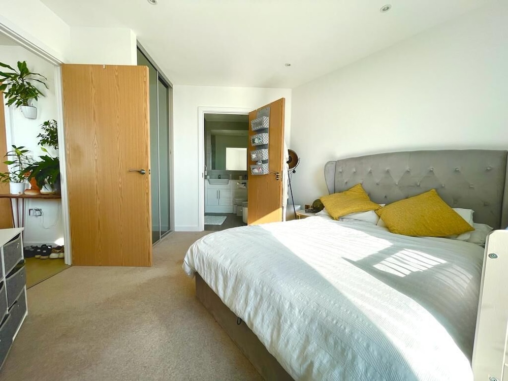 Stylish 1-Bedroom Apt with Stunning London Views view 2
