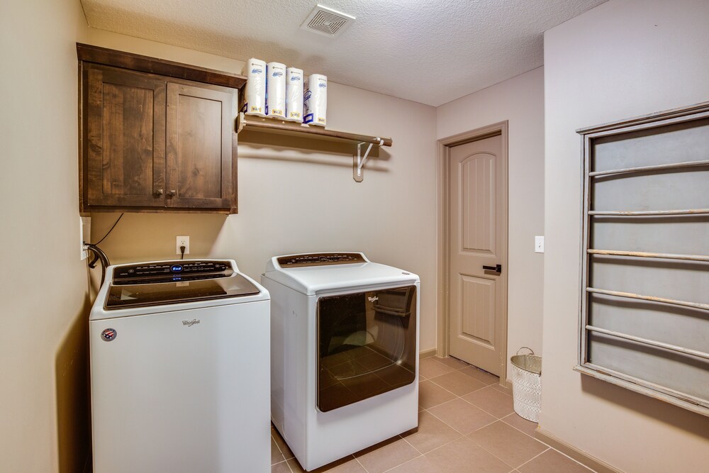 Luxe Missouri Getaway w/ Hot Tub  Fire Pit! - Property Image 11