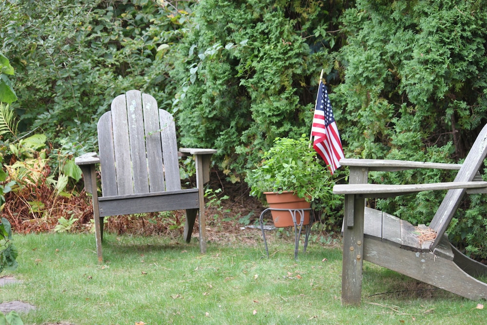 Allen Harbor Breeze Inn & Gardens