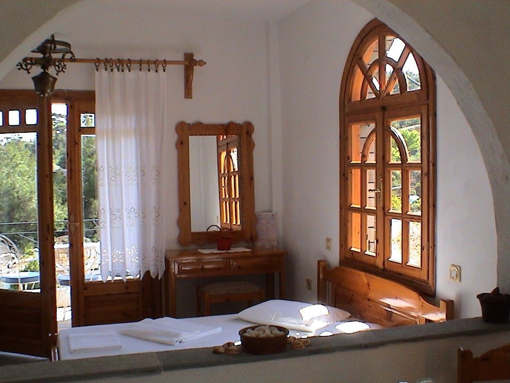 Pantheon Studios Apartments photo 4