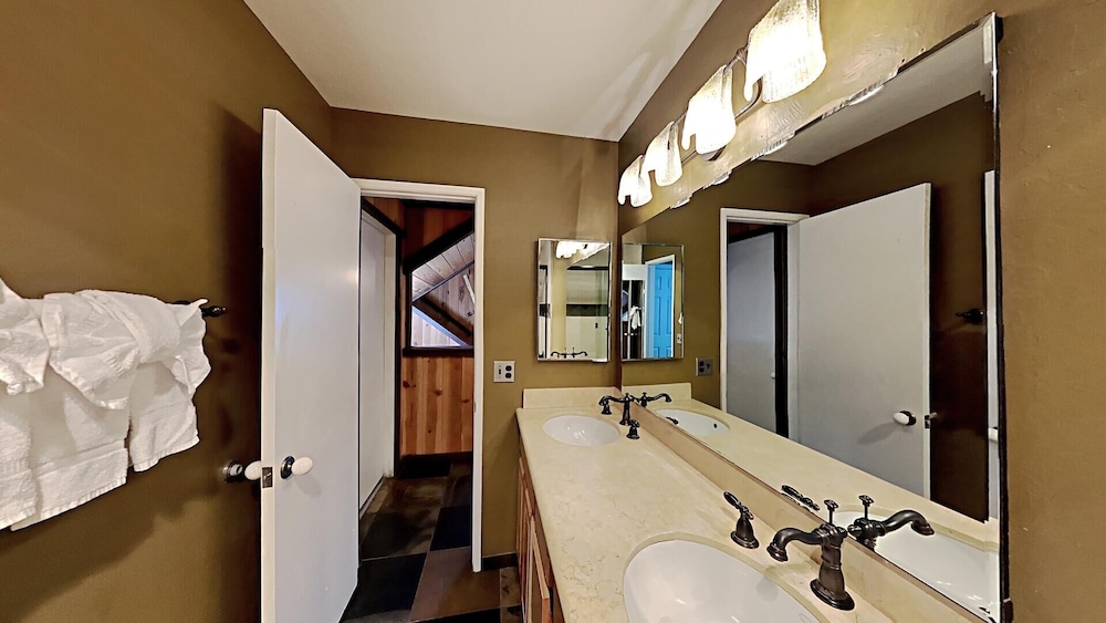 Upgraded 4 Bedrooms at 1849 Condos - Slopeside To Skiing & Mountain Biking view 5