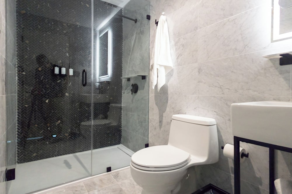 LaDiana QuenRoom Pool ResortVibe NearBch