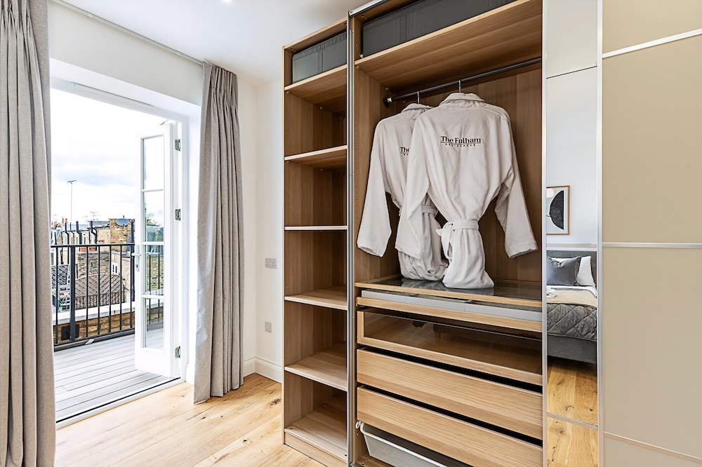 Light & Luxury Chelsea Apartment: Private Balcony!