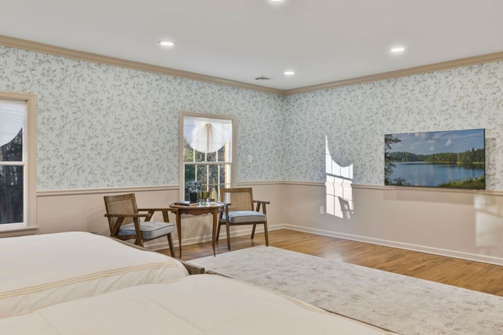 Peaceful Mini Mansion Sleeps 18