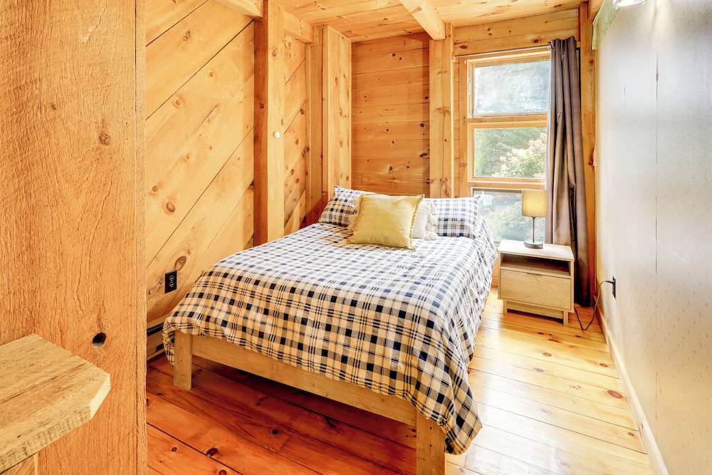 7 Mi to Glens Falls: Peaceful Retreat w/ Game Room