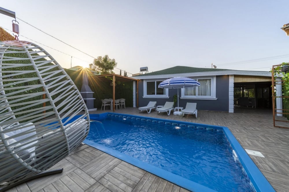 Villa With Private Pool Near Airport in Muratpasa