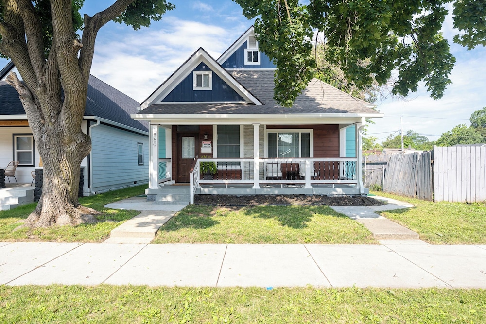 Spacious 5-Bedroom Blue Bungalow