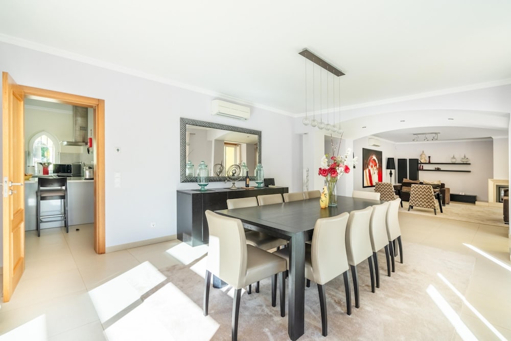 Villa Amarela - Luxurious 4 Bedroom Villa in Lagos