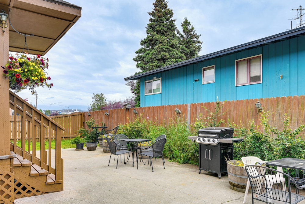 Cozy Anchorage Apartment w/ Mountain Views view 3
