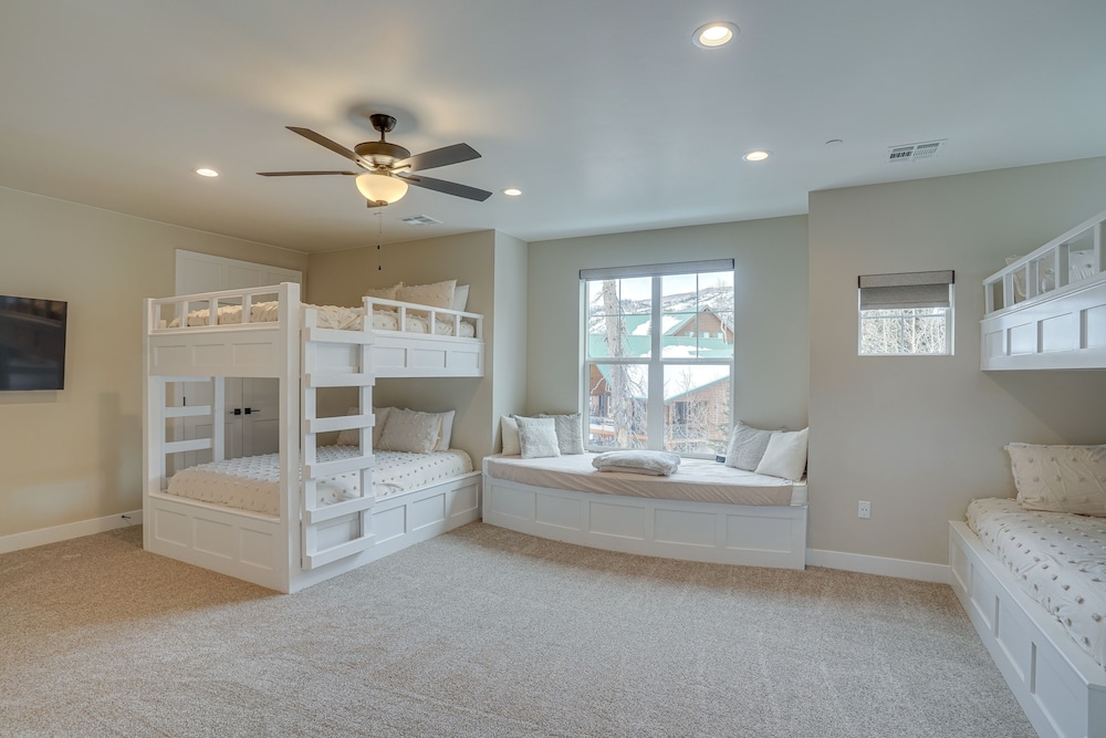 Spacious Utah Escape w/ Balcony & Mountain Views! view 4