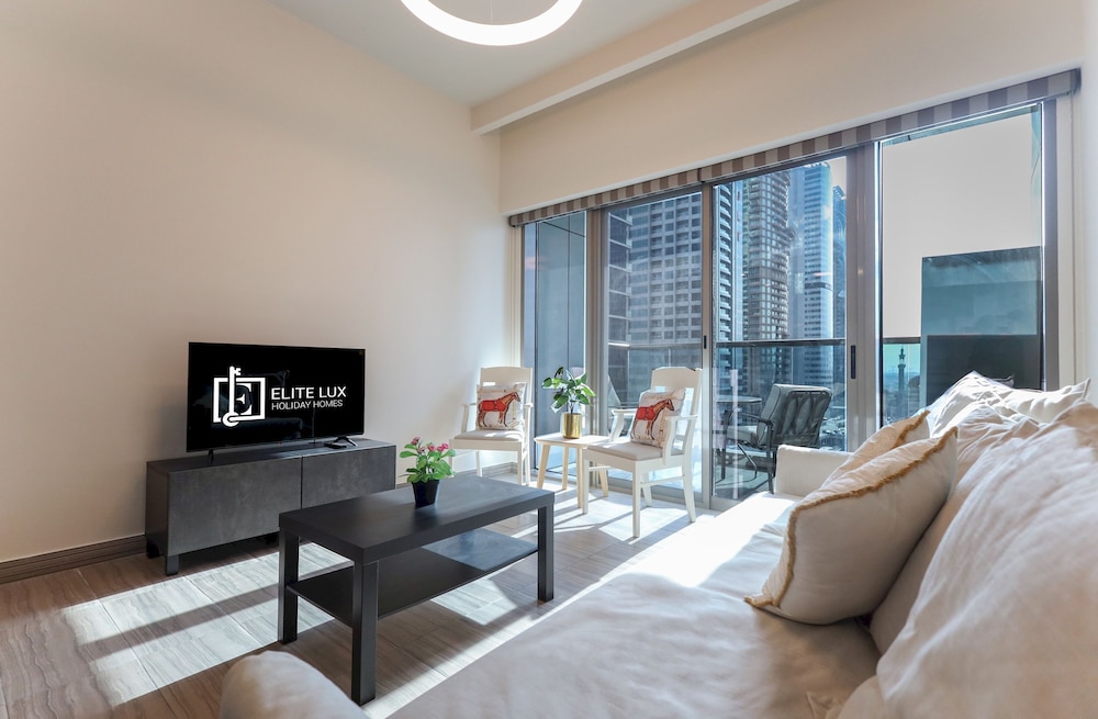 Elite LUX Holiday Homes - Stunning Lake View 1bhk Retreat in JLT Dubai