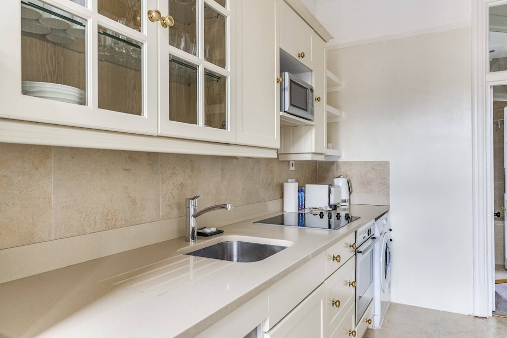 St. James / Westminster Apartment