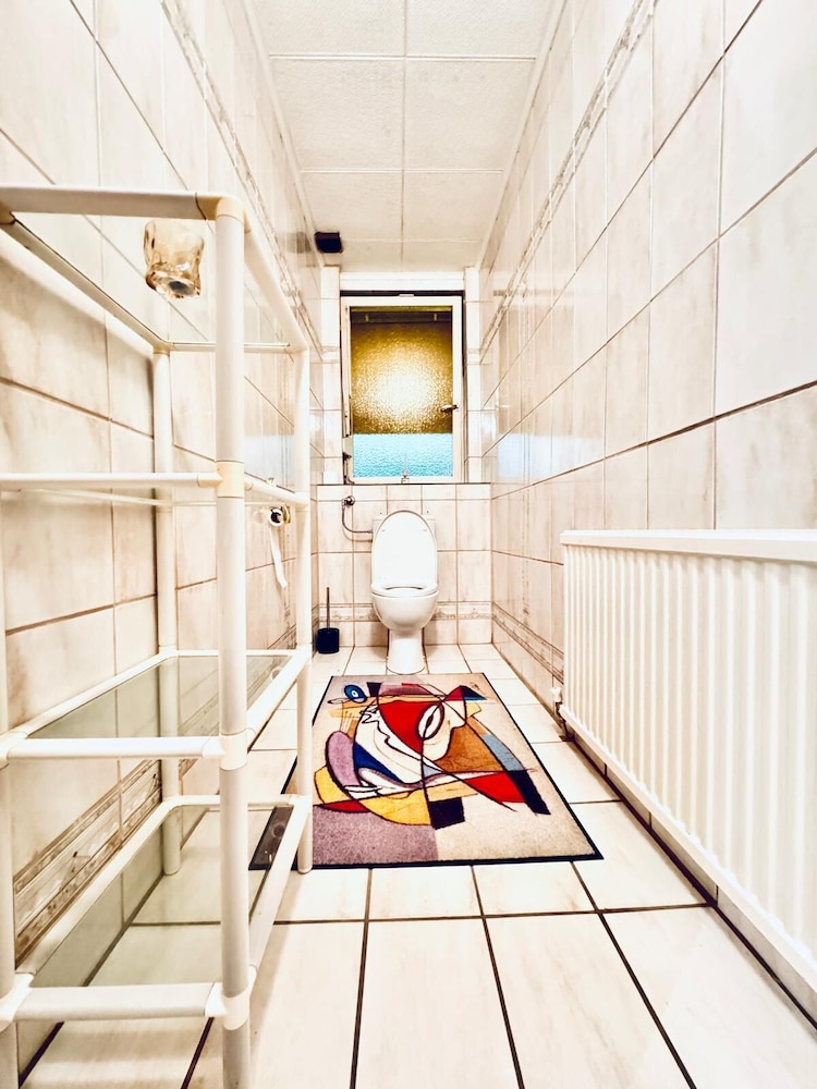 7 private Rooms in a spacious Villa