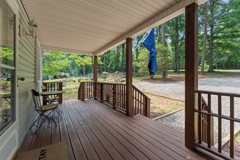 Lake Days by Avantstay Hot Tub + Firepit + Game Room & Private Dock Access