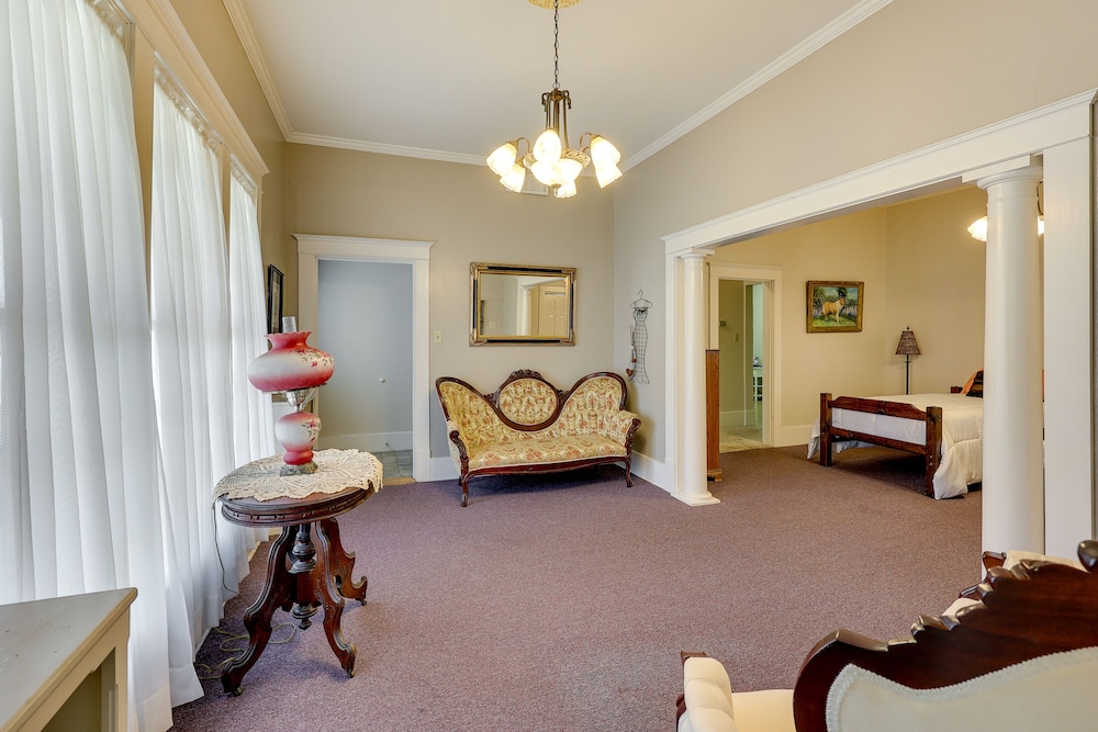 Paris Vacations - Paris Vacation Rental  15 Mi to Mount Magazine! - Property Image 15