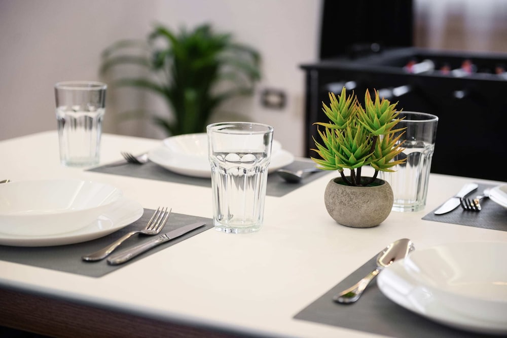 Xuru Stays I Play Foosball & Do Yoga - 1 BR Apt. 5 Min To Airport