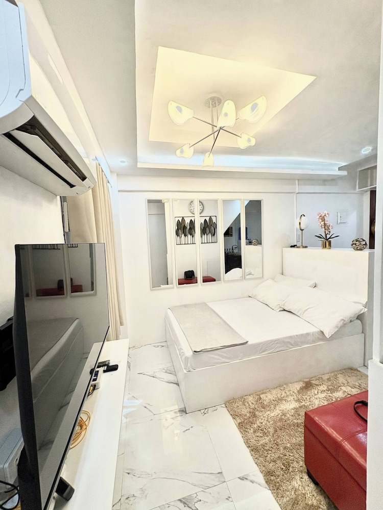 Budget Loft-type Condo in Uptown CDO