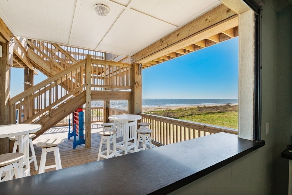 Deja Blue 5 Bedroom Home by RedAwning