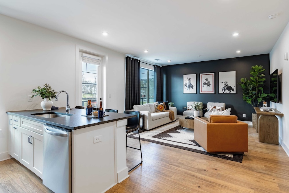 13 Modern Condos Near Downtown Nashville 26 Total Bedrooms, Sleeps 90 The Heights by Avantstay
