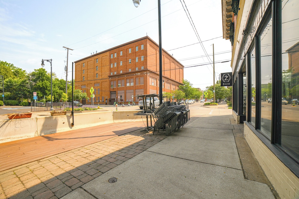 1 Mi to Dtwn Grand Rapids: Chic Condo w/ Balcony!
