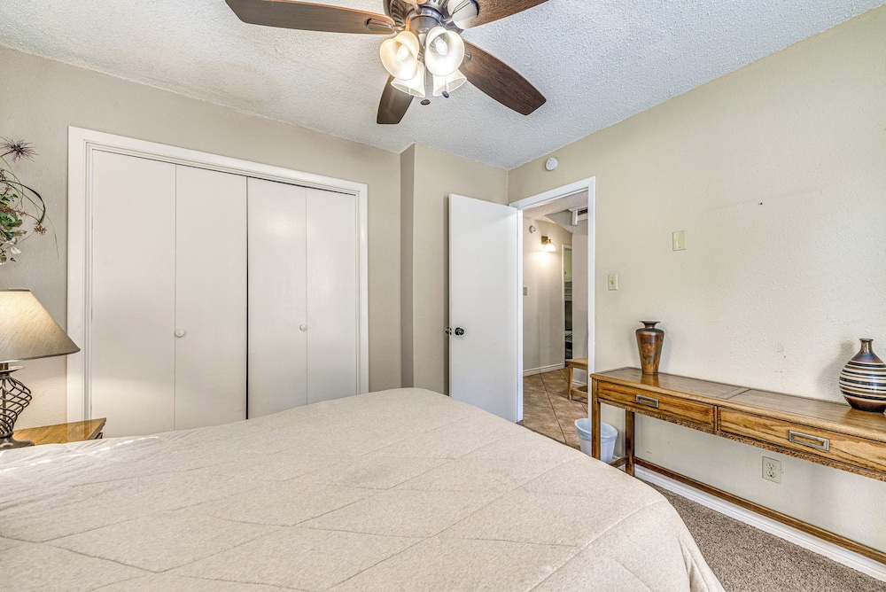 Half-mi to Midtown: Family Retreat w/ Mtn Views!