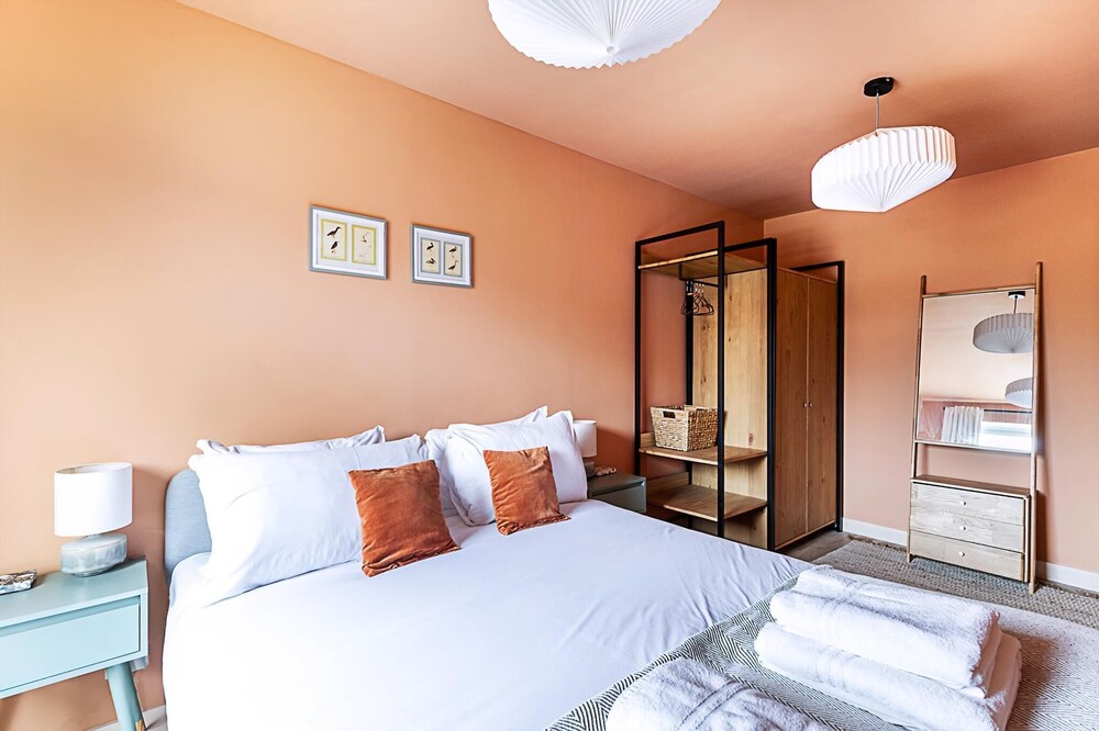 Bright 2-bed Home Near Putney Riverside