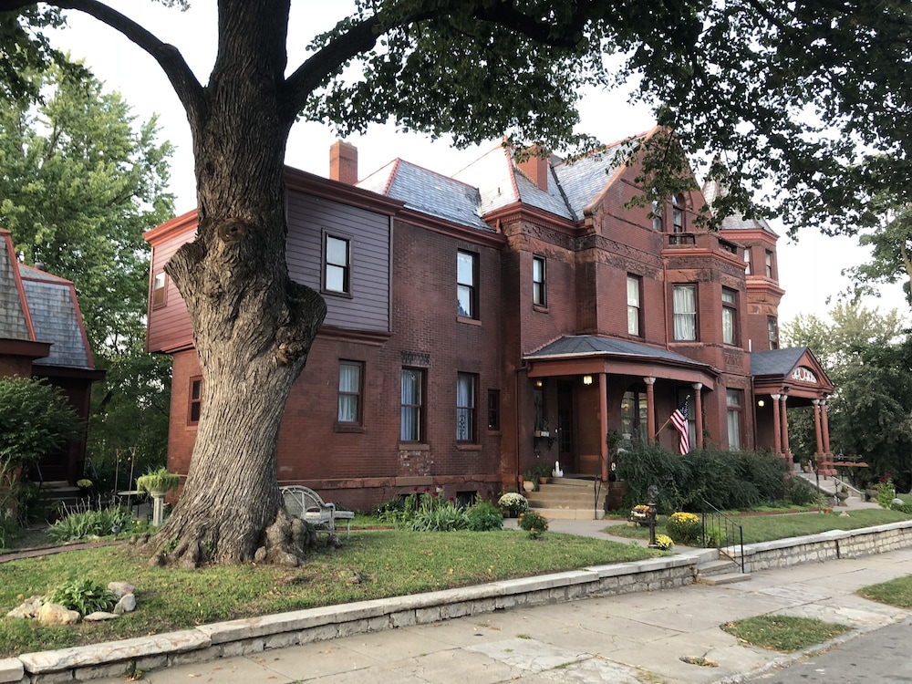 Vineyard Mansion & Carriage House Bed & Breakfast