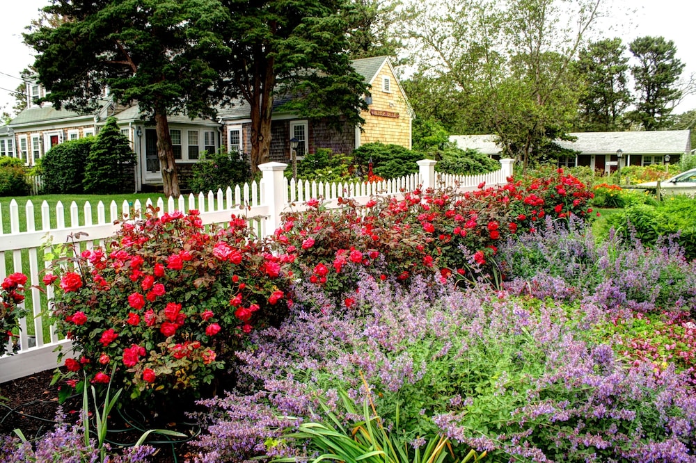 Allen Harbor Breeze Inn & Gardens