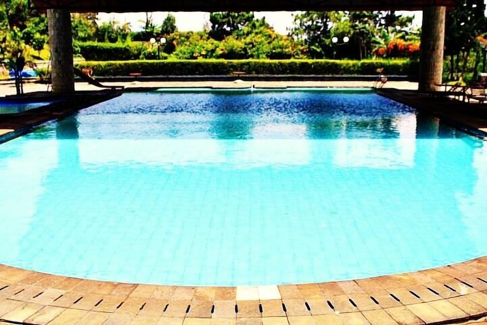 De Villa Istana Bunga by HouseinBandung