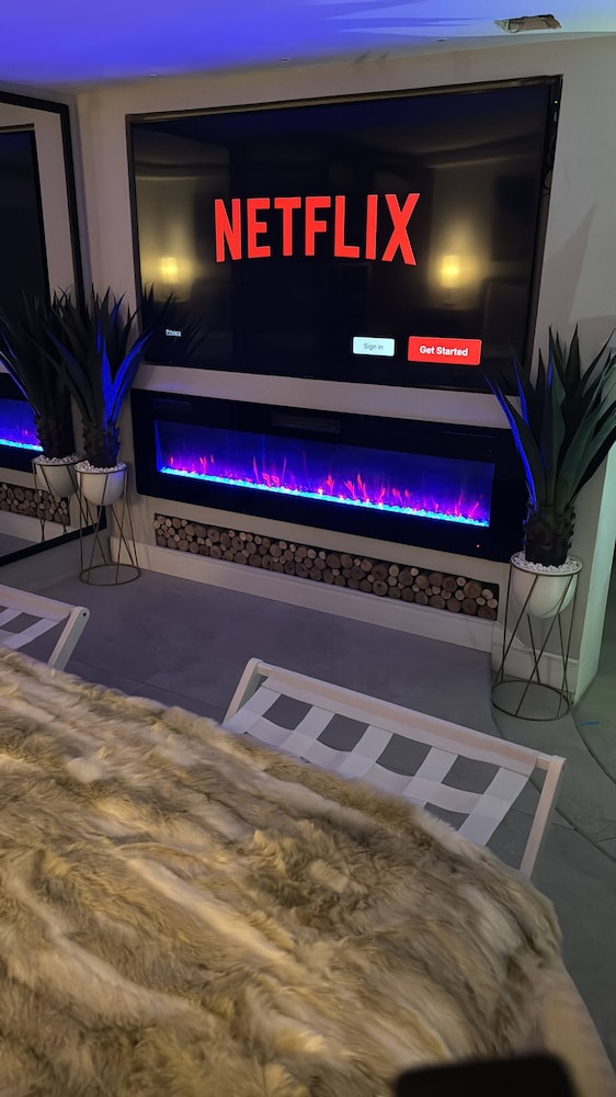 Stylish 1BR Getaway, Jacuzzi, Fireplace, Gym and AC