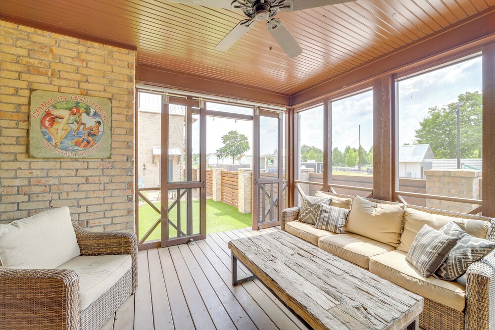 Walk to Lake: Home w/ Community Perks in Canadian!