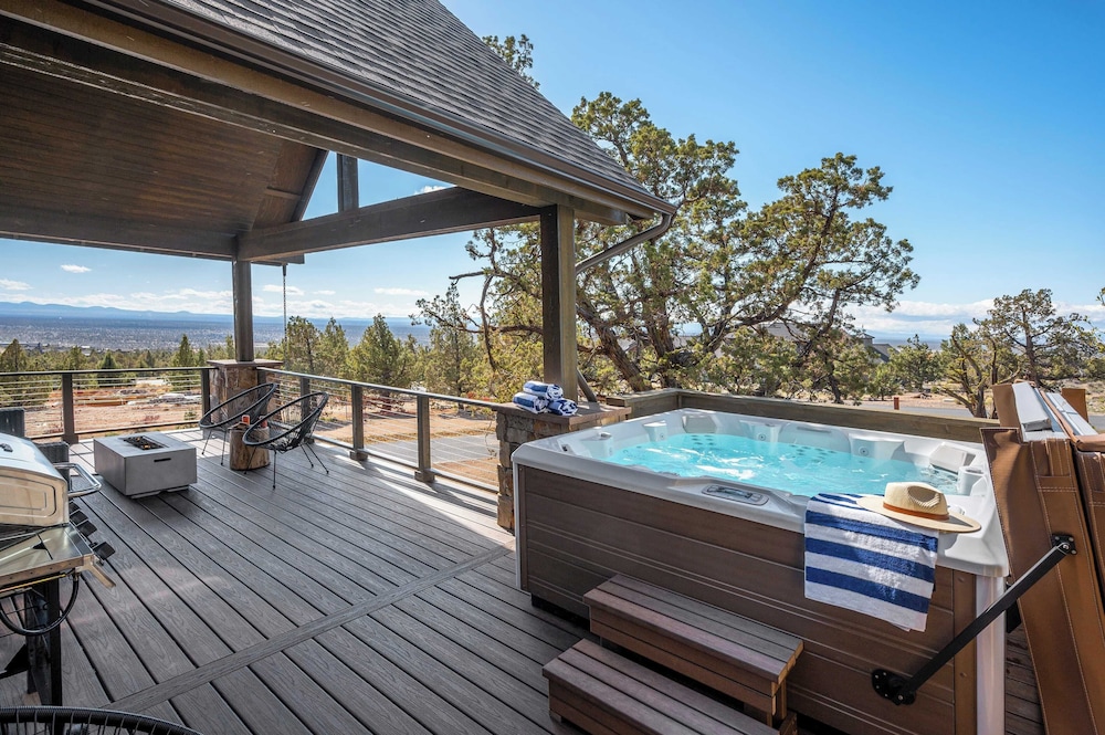 Starview at Brasada Ranch Resort by Avantstay Stunning Home w/ Hottub & Close To World Class Golf!