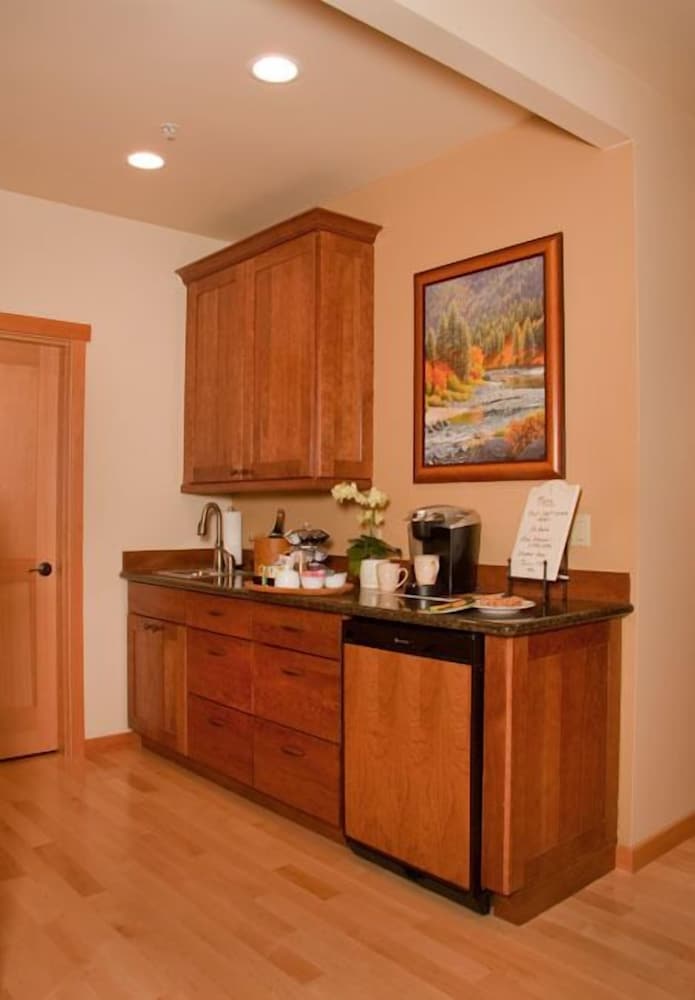 Cascade Valley Inn