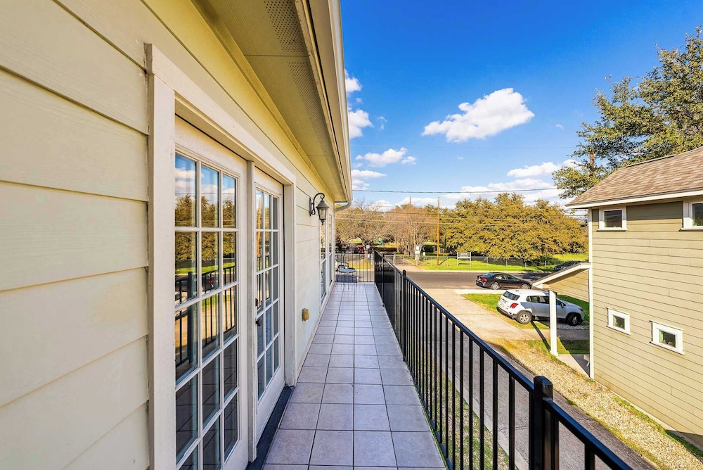 Upstay East Austin Retreat w Yard5min to Downtown