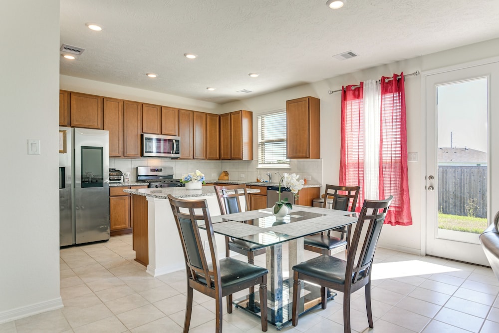 11 Mi to Beach: La Marque Home w/ Patio!