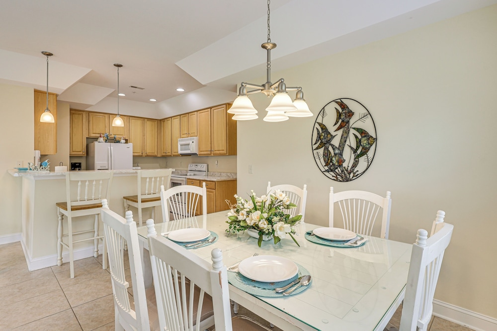 4 Mi to Sunset Beach: Resort-style Family Condo