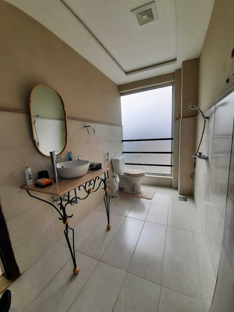 Captivating 1-bed Apartment Fully Furnished view 4