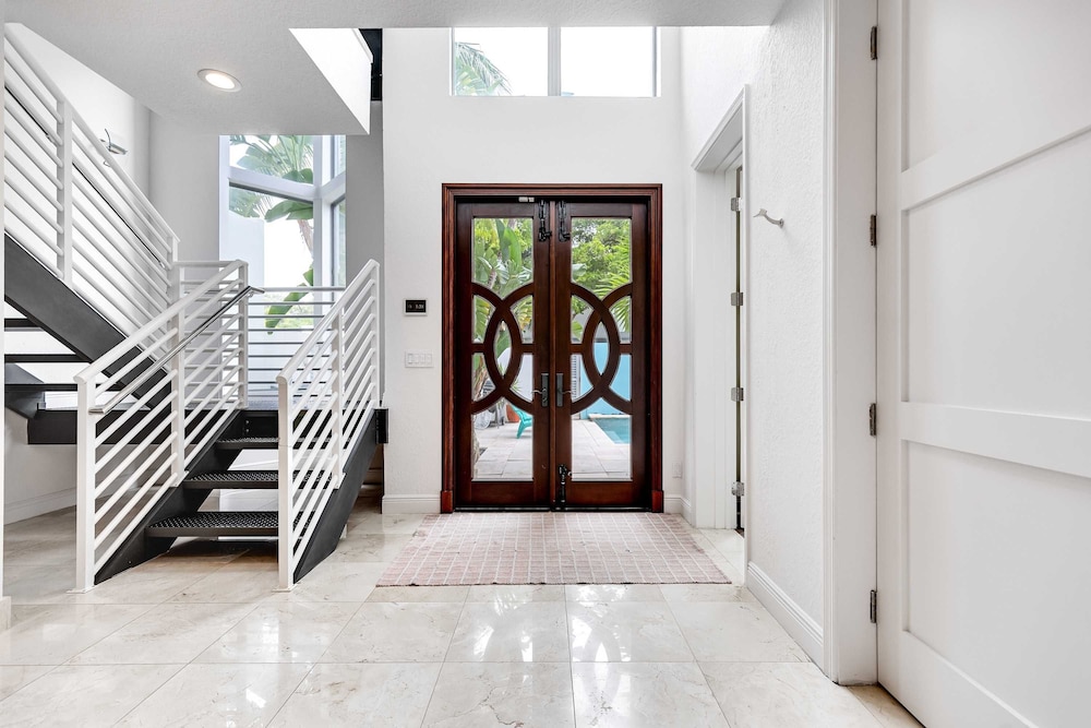 NEW 3-story Townhome With Pool Room Expansive Balcony Seconds Away From Las Olas
