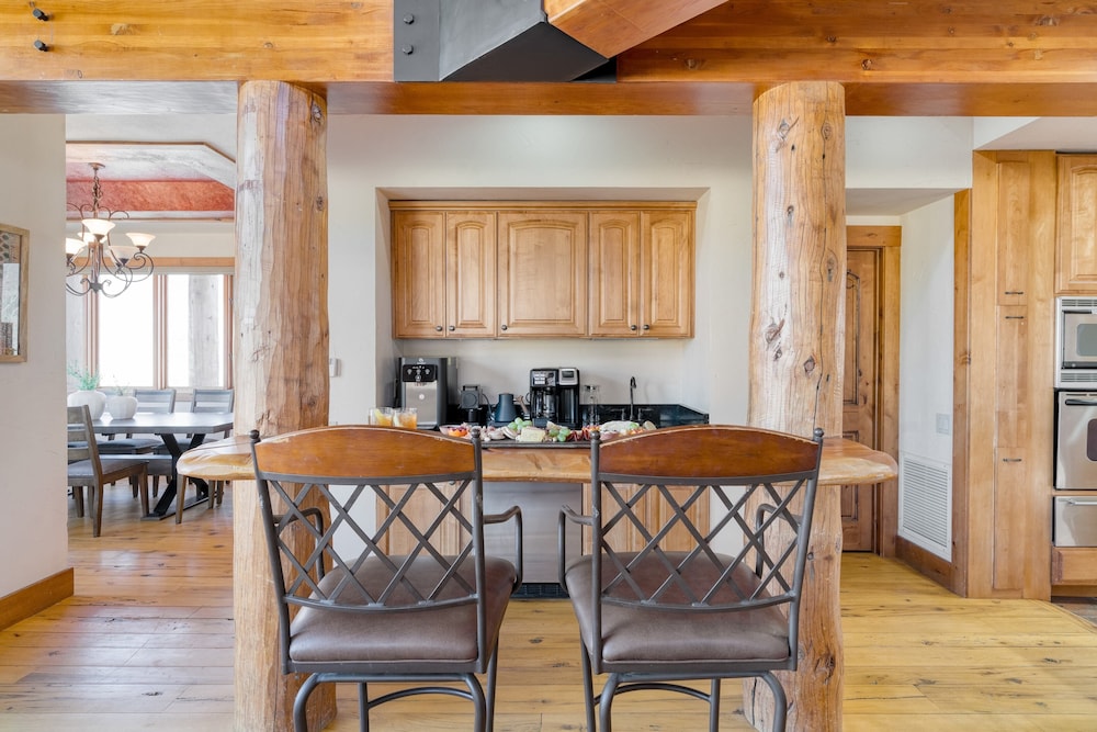 Summit County Vacations - Topaz Estate by Avantstay Luxe Home, Pool View - Property Image 34