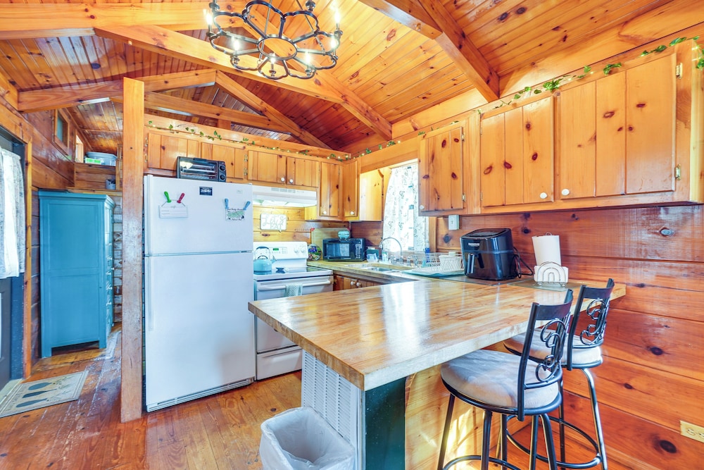 Cabin w/ Deck & Mountain Views Near Gatlinburg!