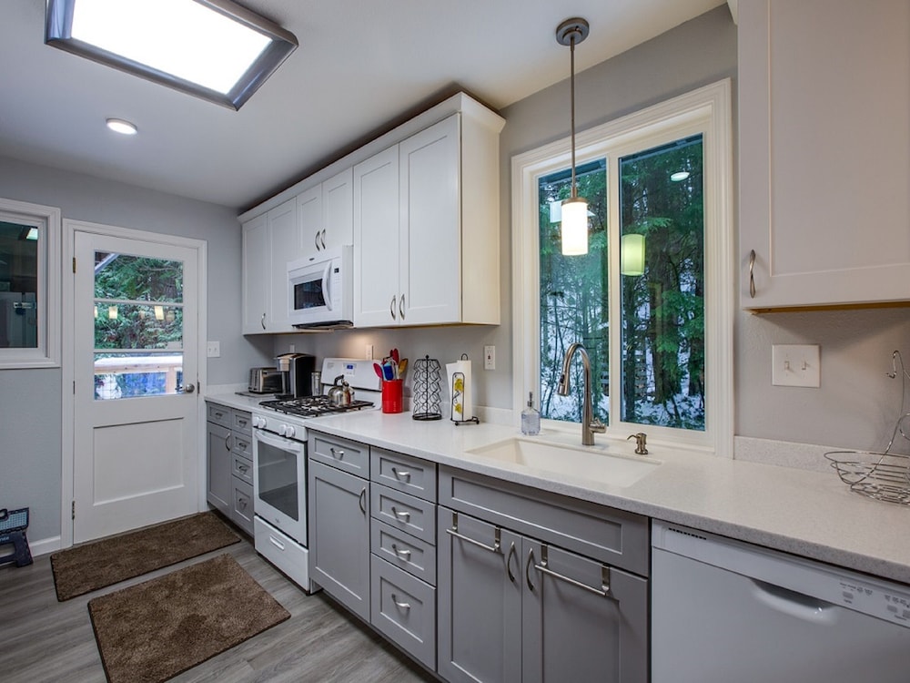 49SL - Hot Tub - WiFi - Fireplace - Sleeps 10 view 5