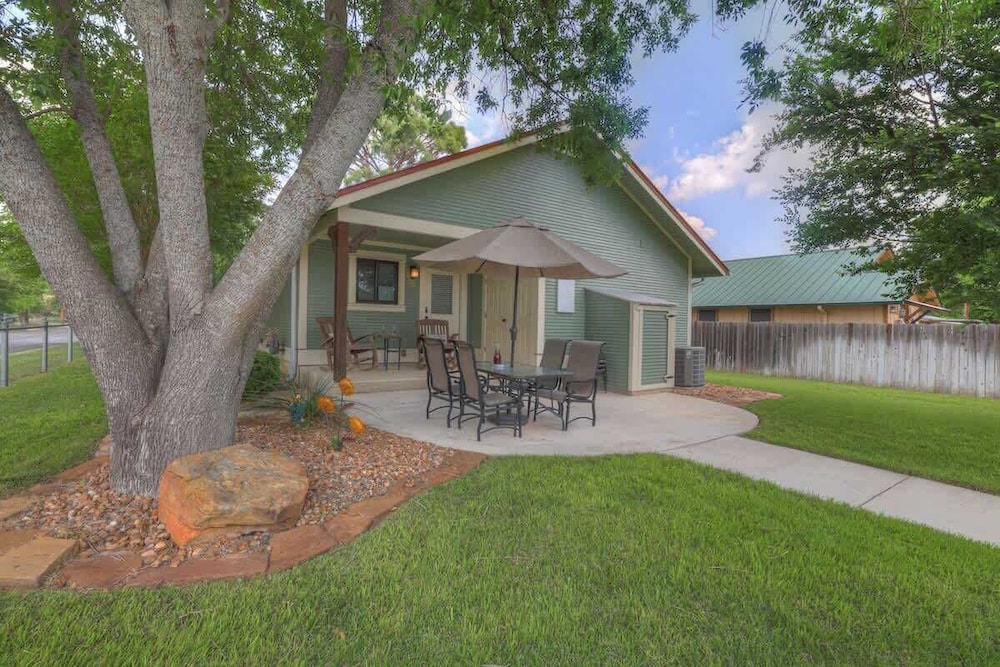 Charming Cottage-3 Mins to Downtown-pet Friendly!