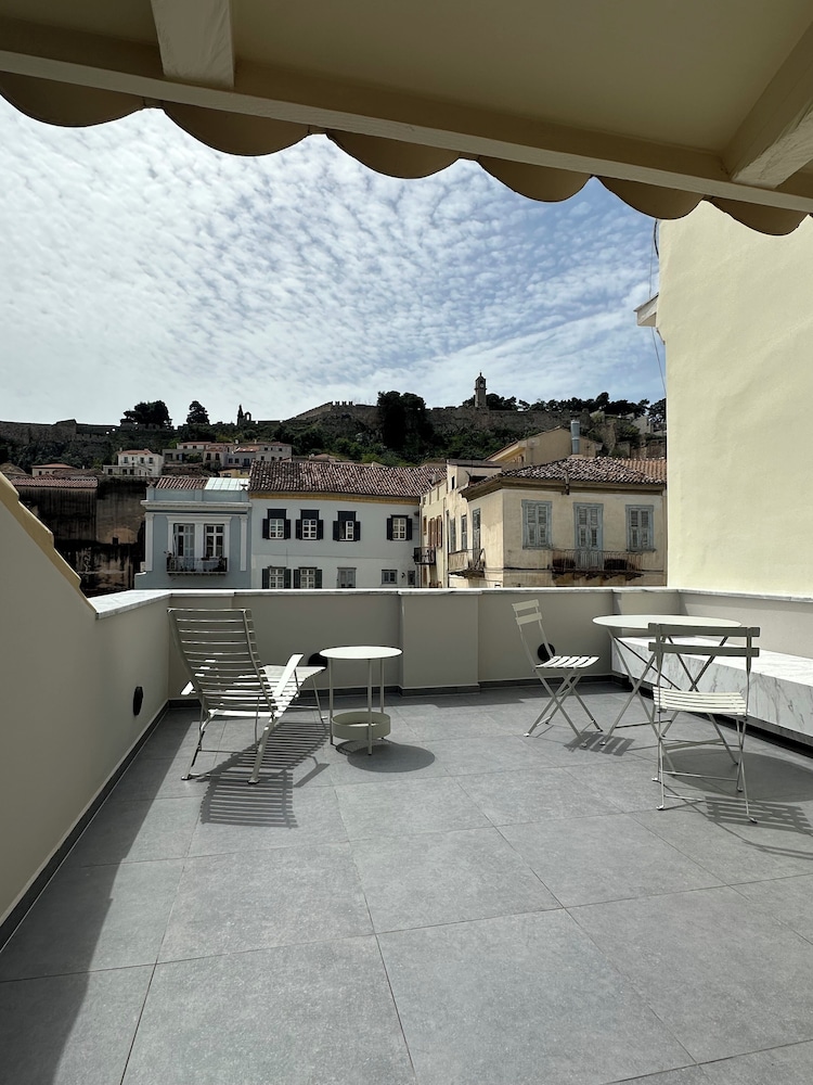 Amalie Suites